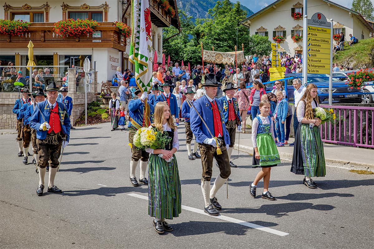 apart_andrea_09 Prozession durch Holzgau